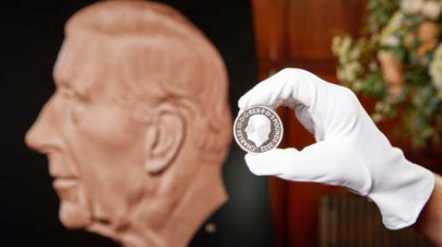 الكشف عن عملات معدنية تحمل صورة الملك تشارلز