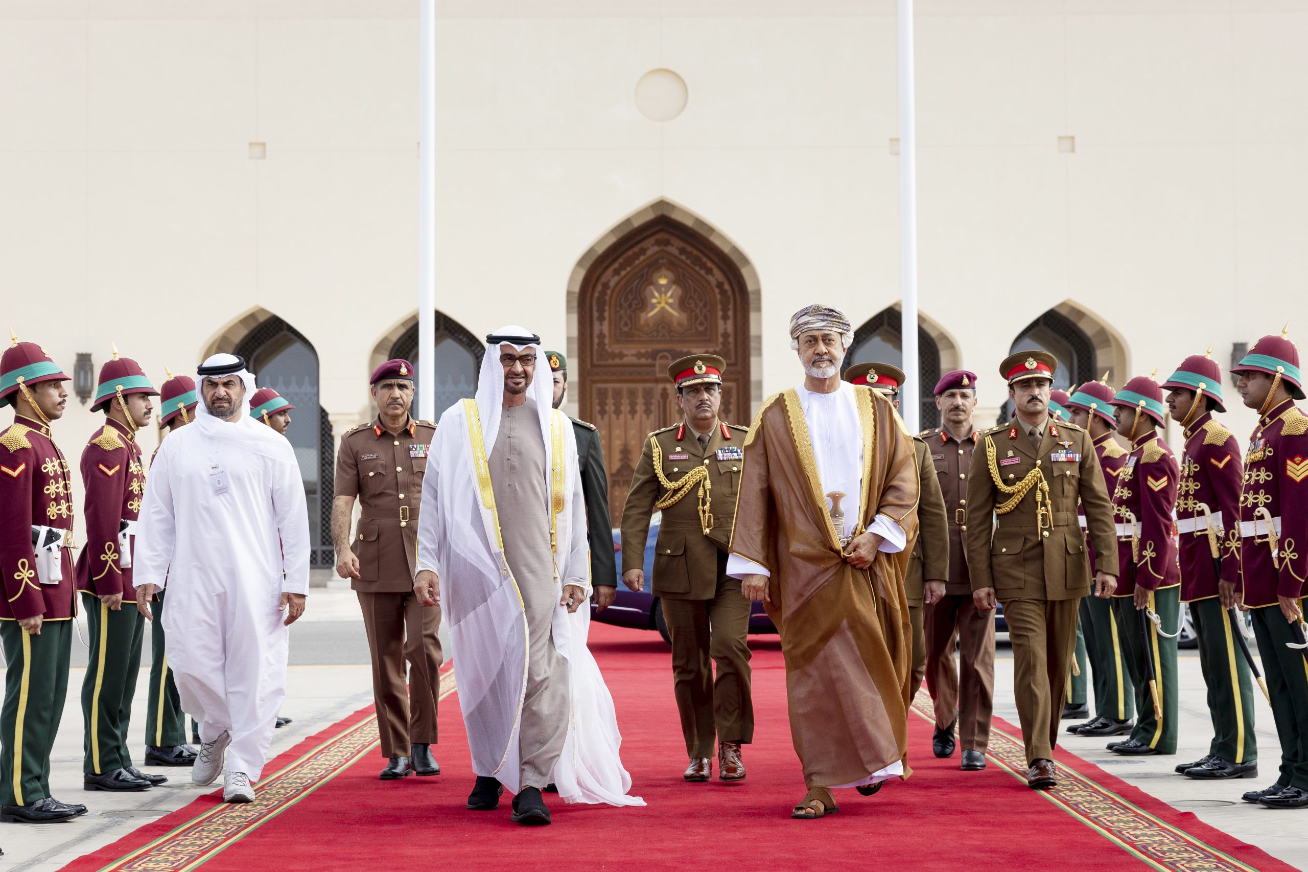 رئيس الدولة يغادر سلطنة عمان وهيثم بن طارق في وداعه