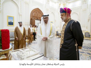 رئيس الدولة وسلطان عمان يتبادلان الأوسمة والهدايا التذكارية