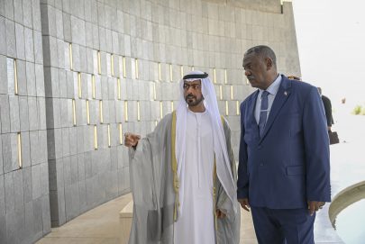 خليفة بن طحنون يستقبل وزير الداخلية السوداني المكلف في واحة الكرامة