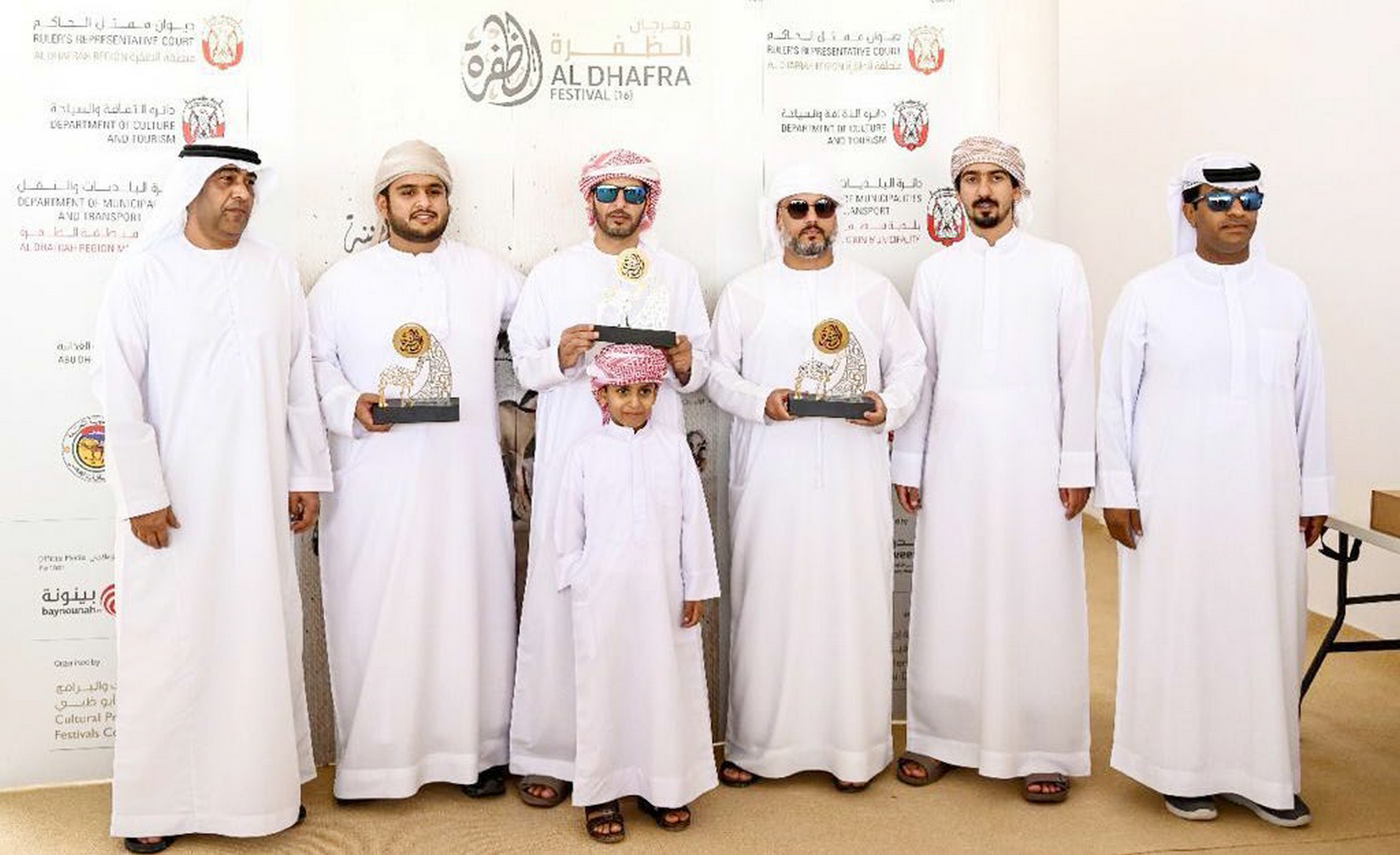 تتويج الفائزين بمسابقة الصيد بالصقور في مهرجان الظفرة