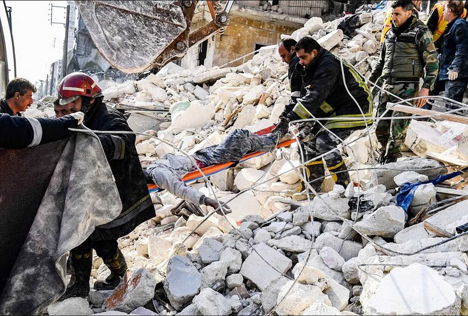 16 قتيلاً جراء انهيار مبنى في حلب