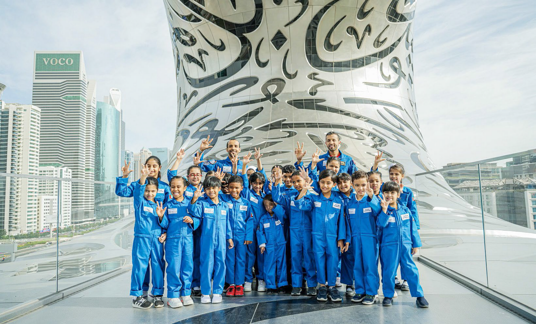 رائدا الفضاء هزاع المنصوري وسلطان النيادي يزوران متحف المستقبل