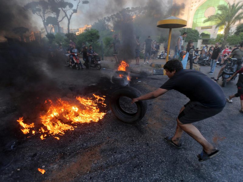 تحذيرات من عواقب الأزمات السياسية والمعيشية في لبنان