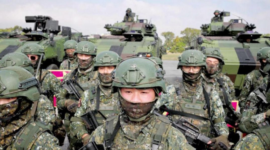 مدمرة أمريكية تعبر مضيق تايوان