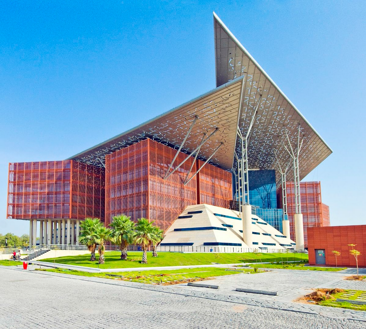 أكاديمية أبوظبي القضائية تنفذ برنامجاً تدريبياً حول صياغة العقود والمذكرات القانونية