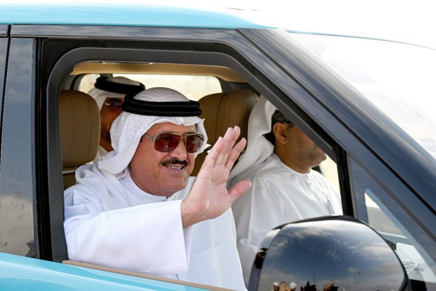 سلطان بن حمدان يشهد منافسات مزاينة الإبل في “مهرجان محمد بن زايد لسباقات الهجن”