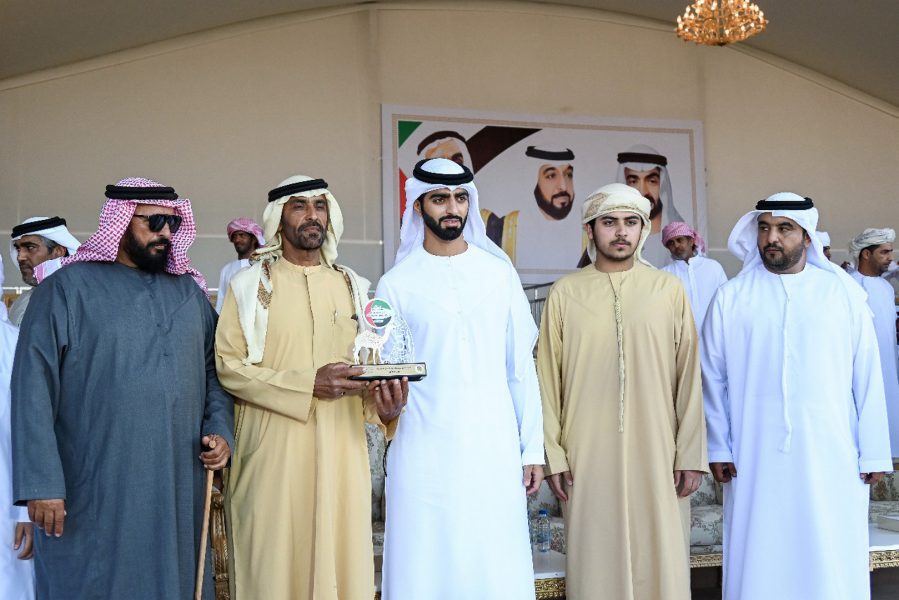 تتوج الفائزين بمزاينة الإبل في “مهرجان محمد بن زايد لسباقات الهجن” بعجمان