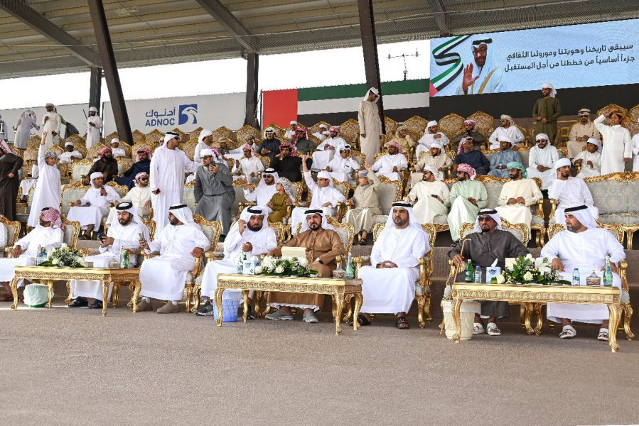 تتويج الفائزين في اليوم الثالث من مزاينة مدينة زايد بمهرجان الظفرة