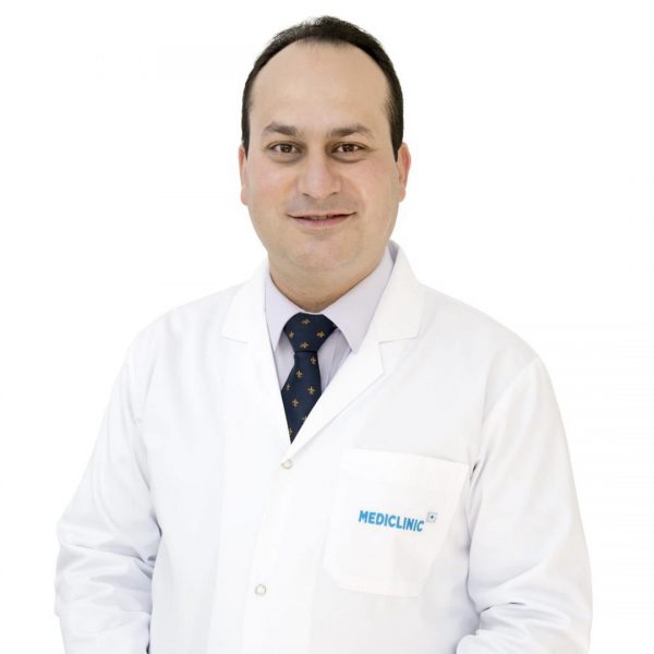 امرأة تحتفل بميلاد طفلتها الرضيعة في ميديكلينيك مستشفى شارع المطار