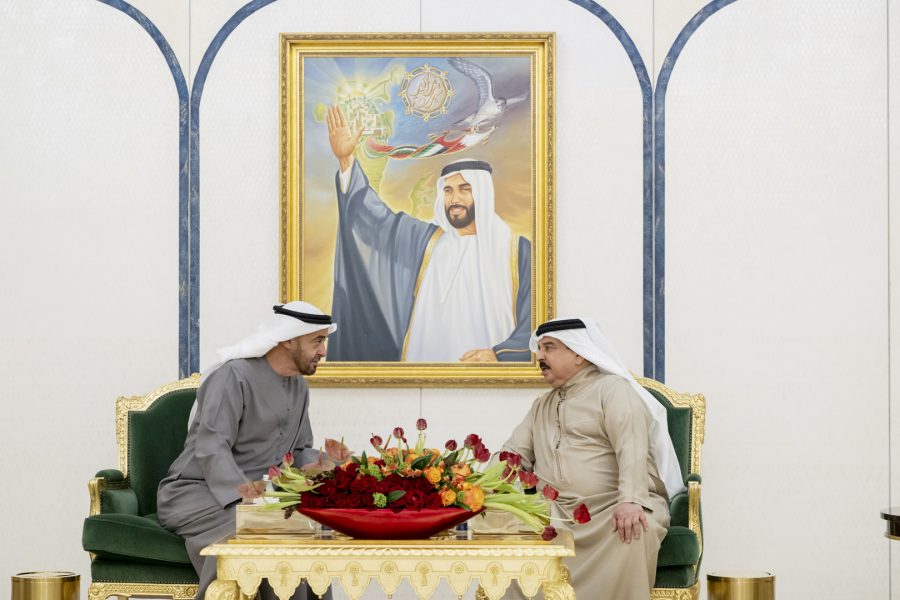 ملك البحرين يستقبل رئيس الدولة في مقر إقامته