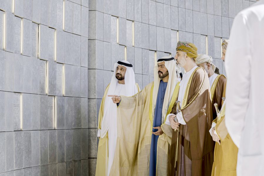 خليفة بن طحنون يستقبل رئيس مجلس الشورى العماني في واحة الكرامة