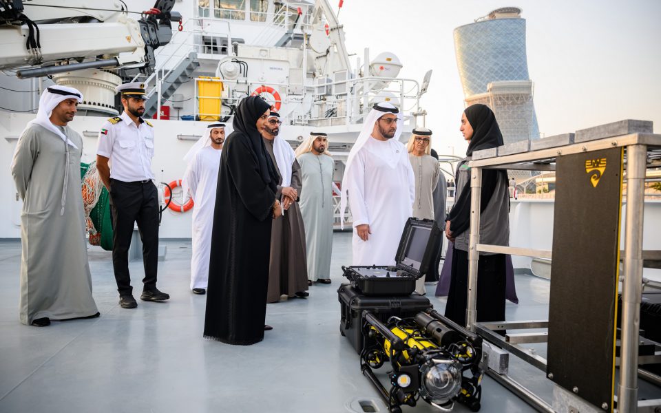 حمدان بن زايد يدشن سفينة هيئة البيئة بأبوظبي للأبحاث البحرية “جيوَن”