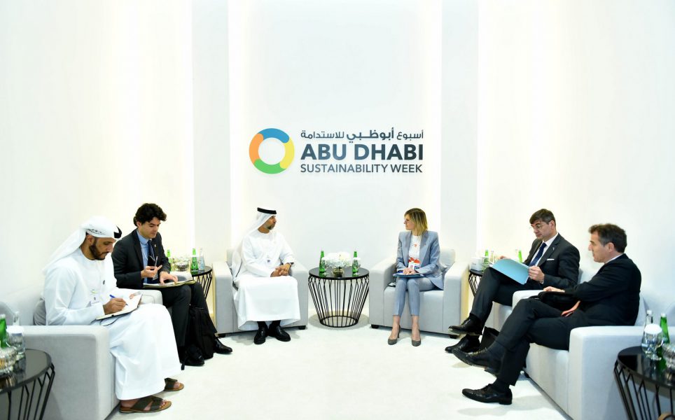 سهيل المزروعي ووزير فرنسي يبحثان التعاون في مجال الطاقة والعمل المناخي