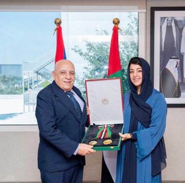 رئيس الدولة يمنح سفير كوبا وسام الاستقلال