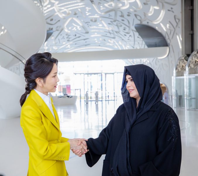 لطيفة بنت محمد تستعرض مع قرينة الرئيس الكوري الجنوبي آفاق التعاون في التبادل الثقافي والمعرفي