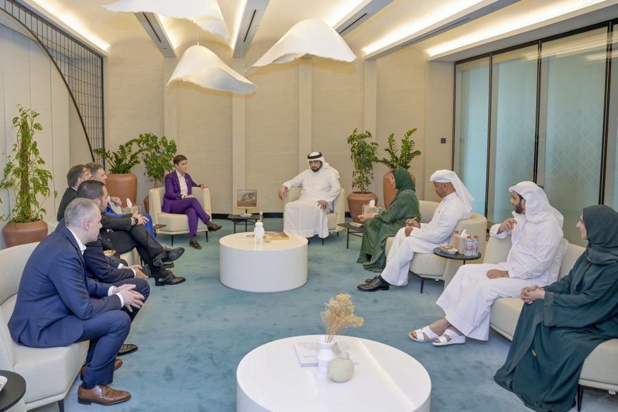 أحمد بن محمد يبحث مع رئيسة وزراء صربيا تعزيز التعاون في الإعلام والاتصال الحكومي