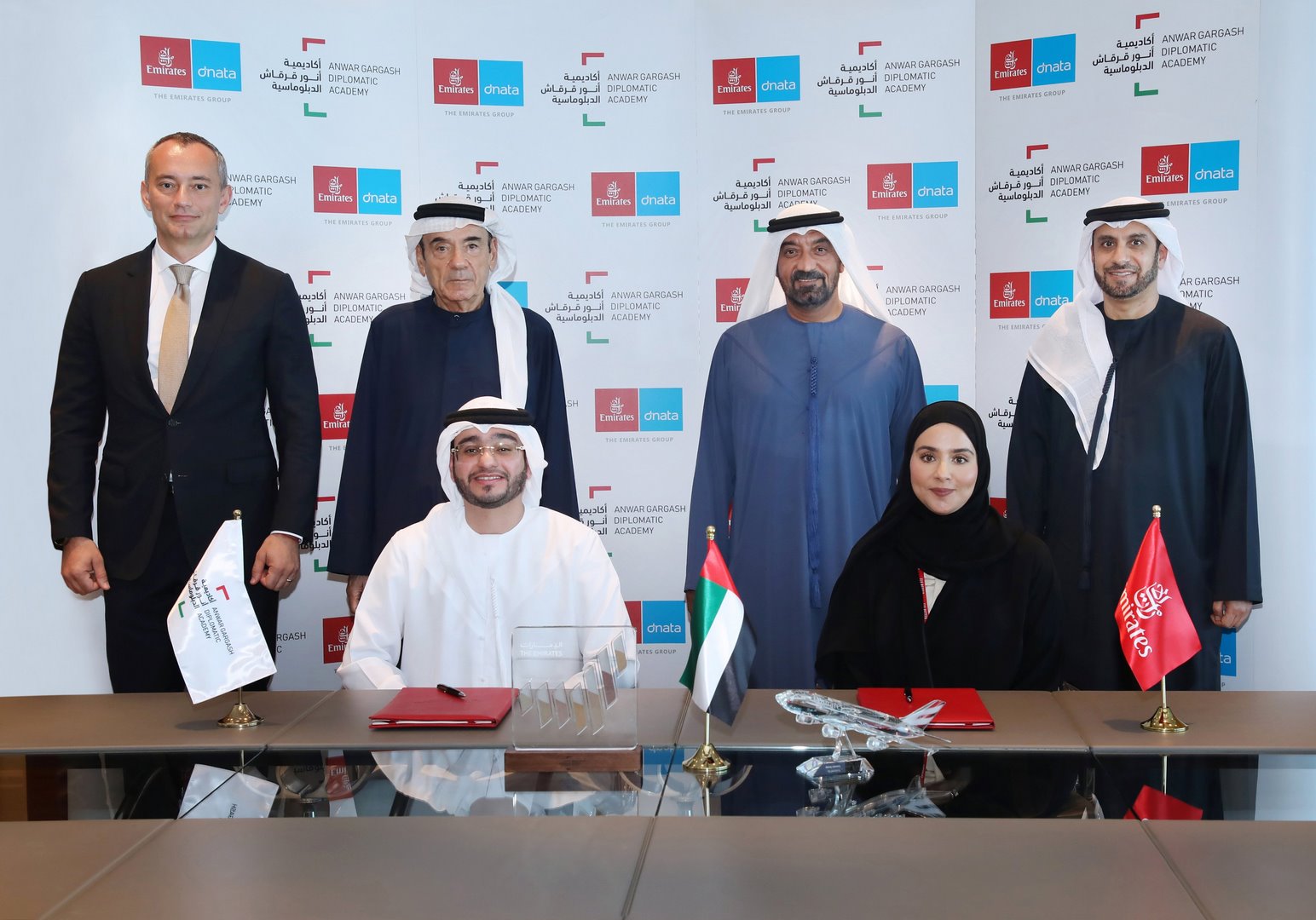 مجموعة الإمارات وأكاديمية أنور قرقاش تطلقان برنامجاً لتطوير القدرات الدبلوماسية في قطاع الطيران الإماراتي‎‎
