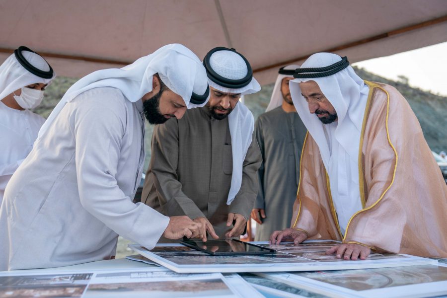 حاكم الشارقة يتفقد مزرعة القمح في منطقة مليحة