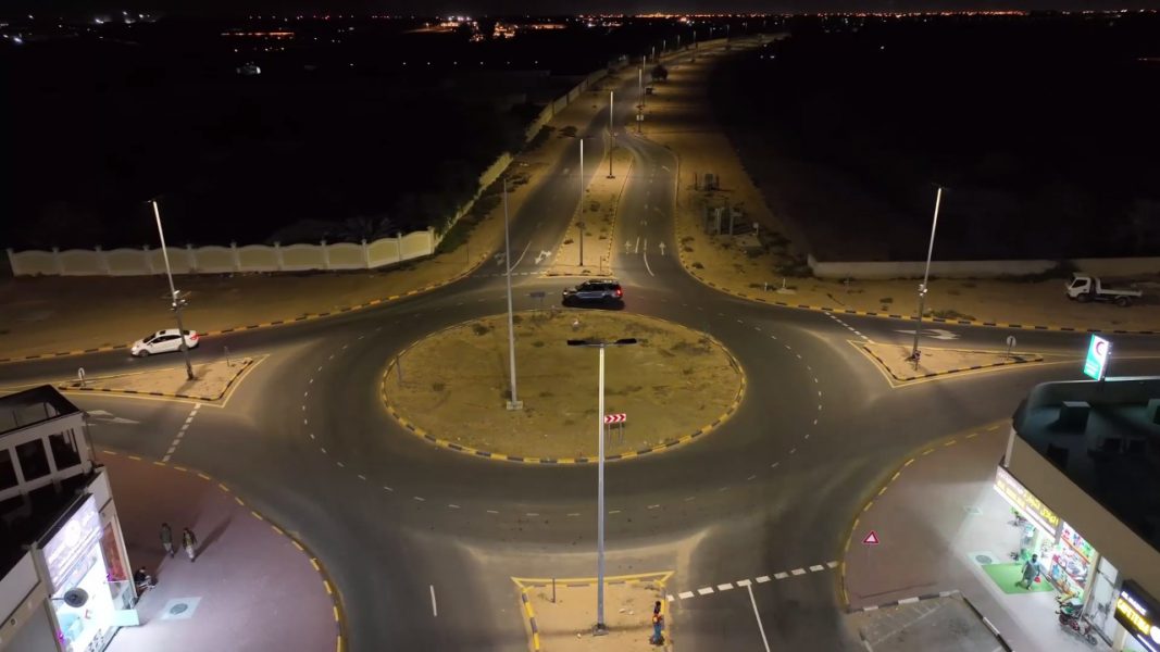 بلدية عجمان تنجز مشروع إنارة طرق في منطقة الحليو بطول 20 كم