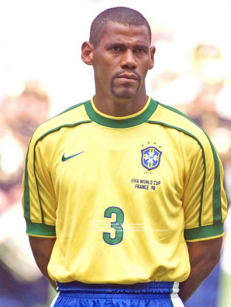 أساطير الكرة العالمية يواجهون نجوم آسيا والإمارات في مباراة خيرية بدبي اليوم