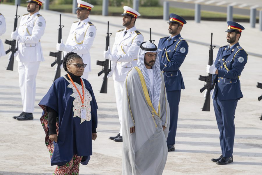 خليفة بن طحنون يستقبل وزيرة دفاع جنوب إفريقيا في واحة الكرامة‎‎