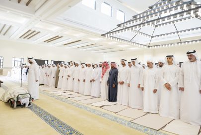 الشيوخ والمواطنون يؤدون صلاة الجنازة على الشيخة مريم الفلاسي