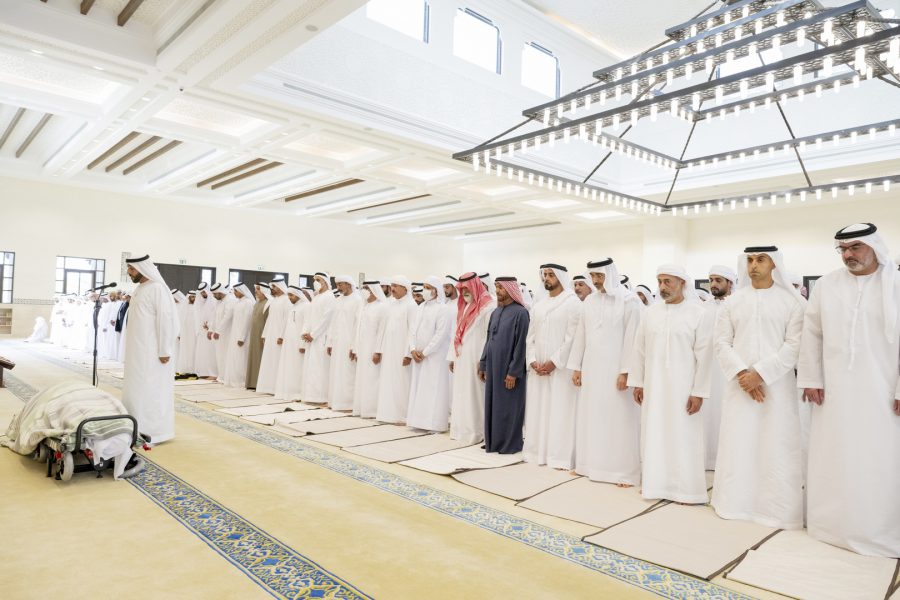 الشيوخ والمواطنون يؤدون صلاة الجنازة على الشيخة مريم الفلاسي