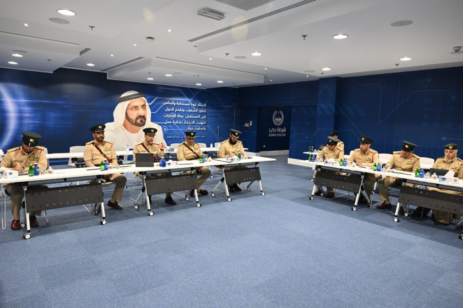 قائد عام شرطة دبي يتفقد مركز شرطة المرقبات