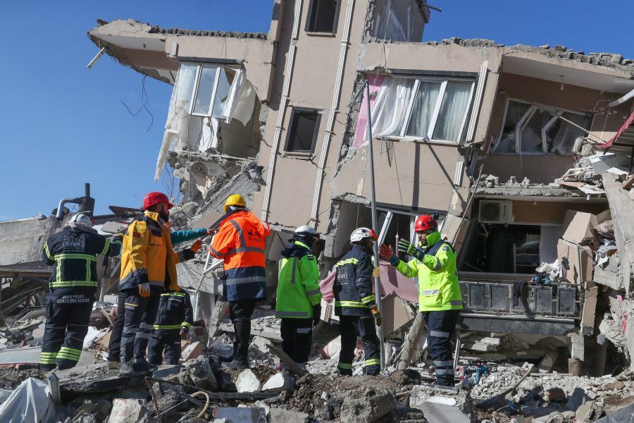 ضمن عملية “الفارس الشهم / 2” .. فريق الإنقاذ الإماراتي يواصل عملية البحث عن ناجين من زلزال تركيا