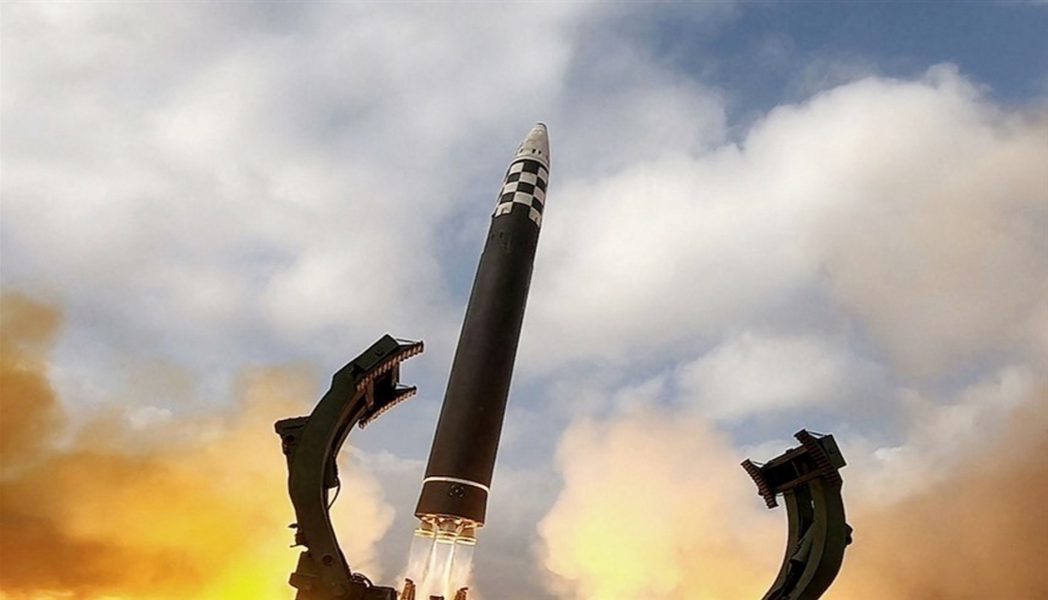 كوريا الشمالية تطلق صاروخيين بالستيين باتجاه بحر الشرق