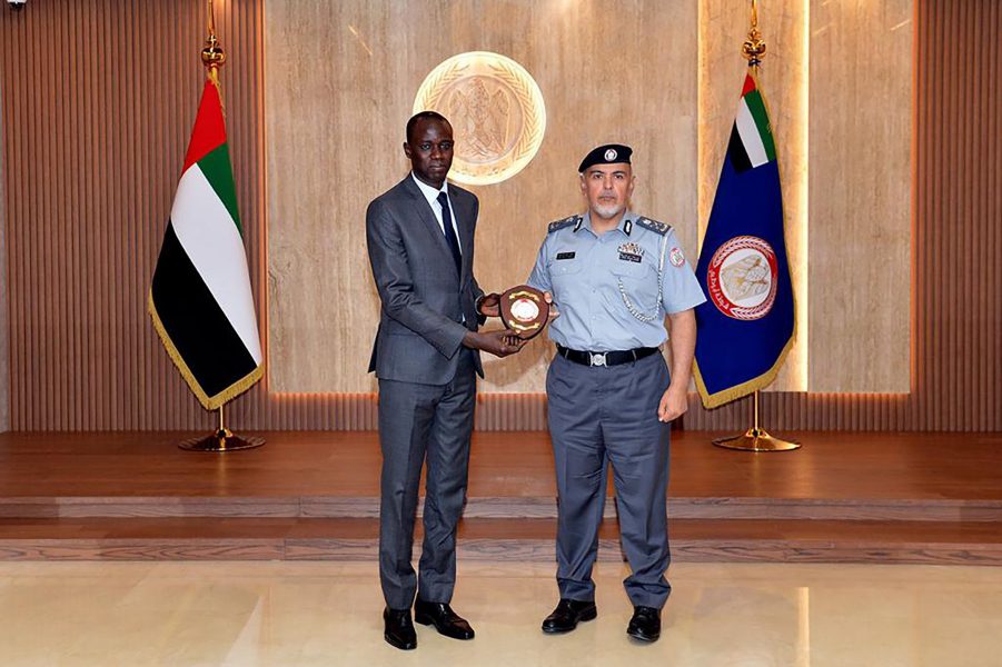 مدير عام شرطة أبوظبي يلتقي سفير السنغال