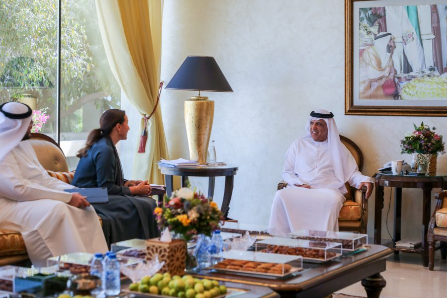 حاكم رأس الخيمة يطلع على خطط وبرامج وزارة التغير المناخي والبيئة