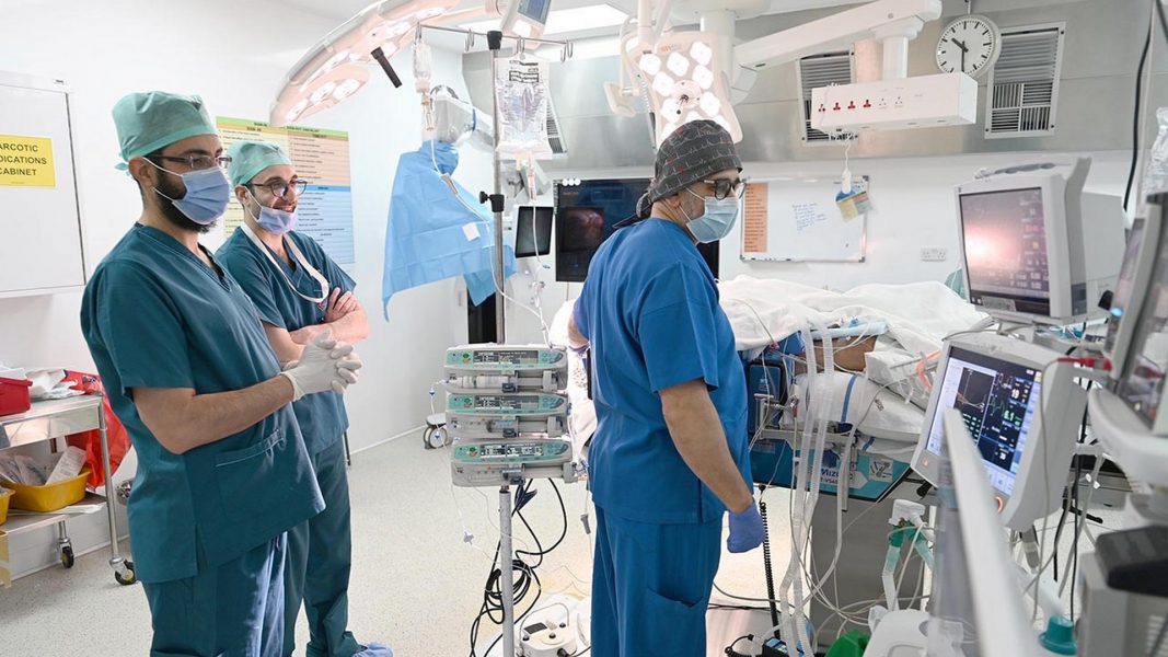 مستشفى توام ينجز جراحة داخل العين بالمنظار لإزالة ورم نزفي