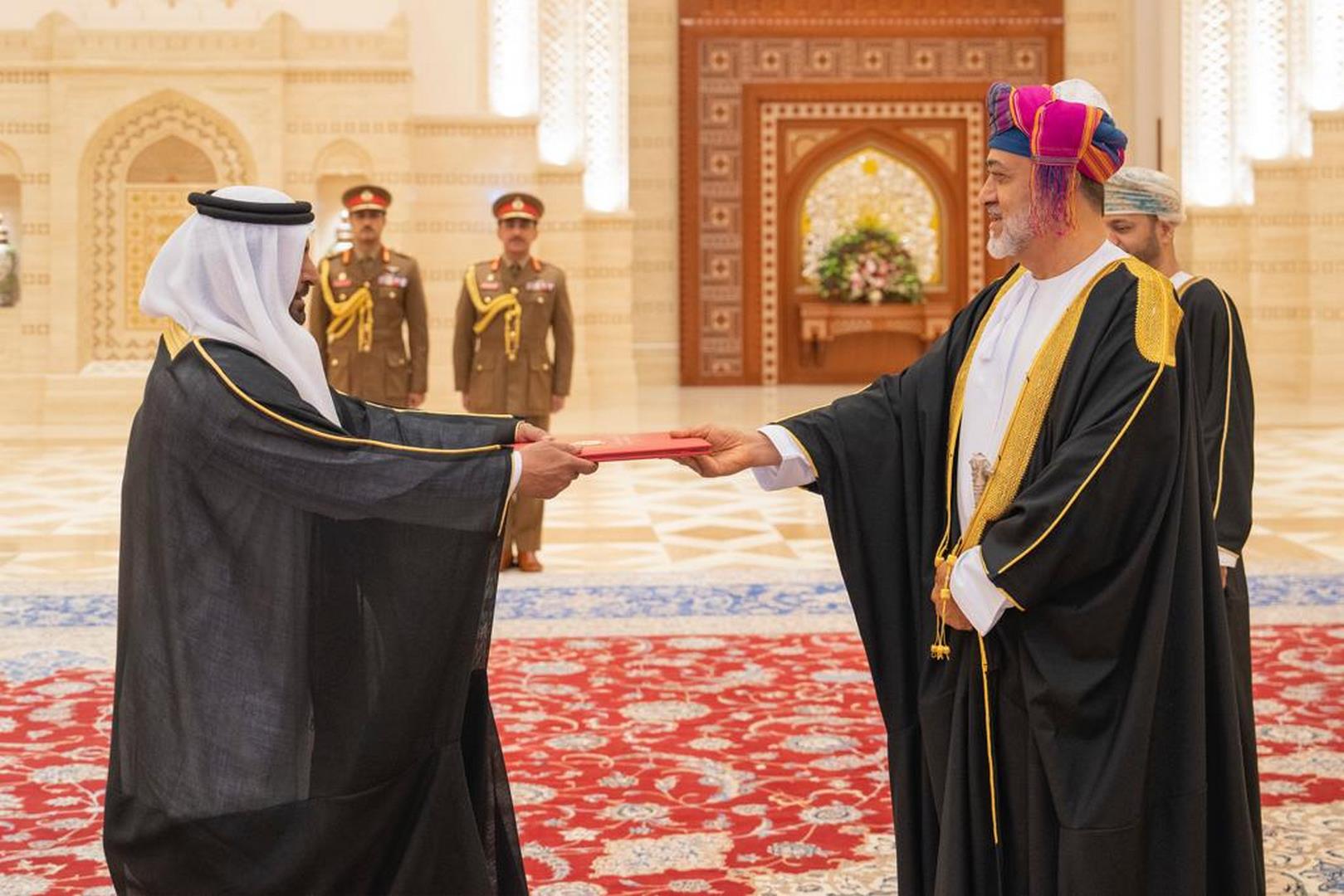 سفير الإمارات يقدم أوراق اعتماده إلى سلطان عُمان ‎‎