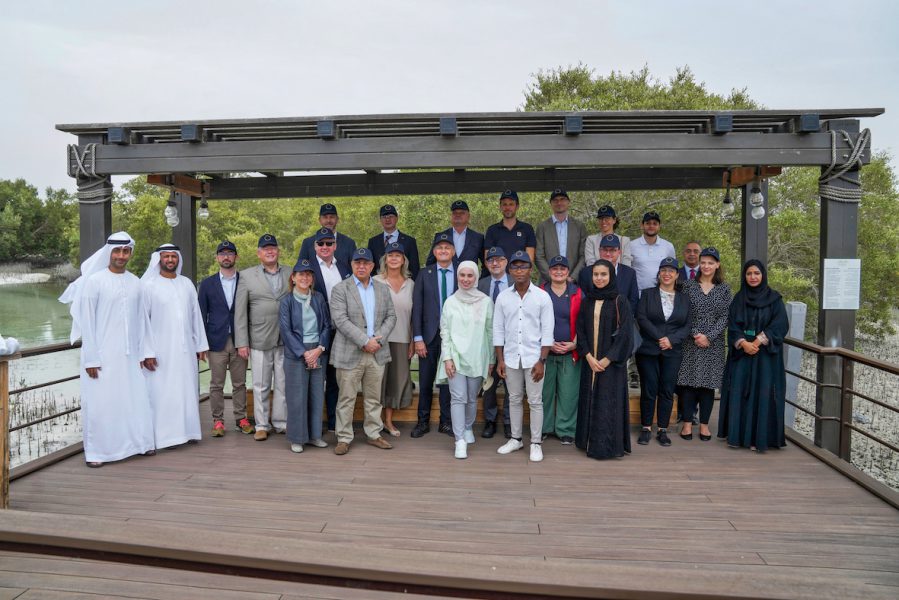 سفراء الاتحاد الأوروبي يزرعون أشجار القرم في أبوظبي