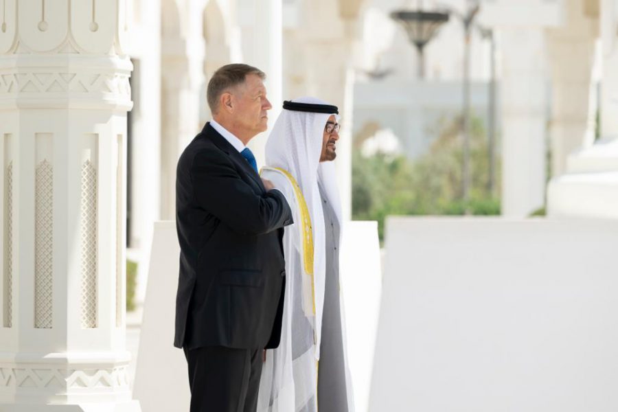 أقيمت له مراسم استقبال رسمية .. رئيس الدولة يستقبل رئيس رومانيا