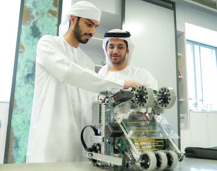 “ربع قرن” تشارك بـــ 3 فرق في مسابقة عالمية للروبوت بالولايات المتحدة الأميركية