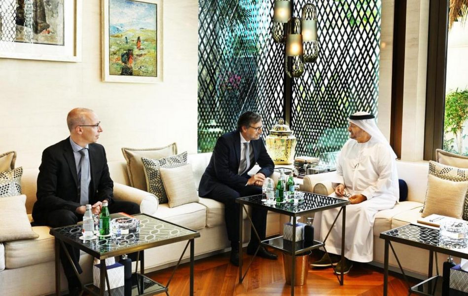 قرقاش يستعرض العلاقات بين البلدين مع مسؤول ألماني