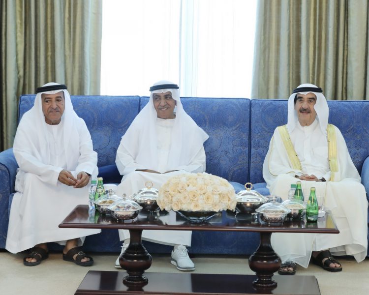 حاكم أم القيوين يستقبل المهنئين من الشيوخ والمواطنين والمسؤولين بعيد الفطر