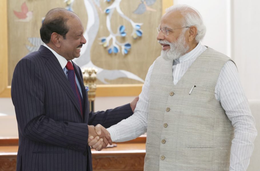 يوسف علي موسليام رئيس مجلس إدارة مجموعة لولو العالمية يهنئ سعادة ناريندرا مودي رئيس الوزراء الهندي في نيودلهي بمناسبة عيد الفطر