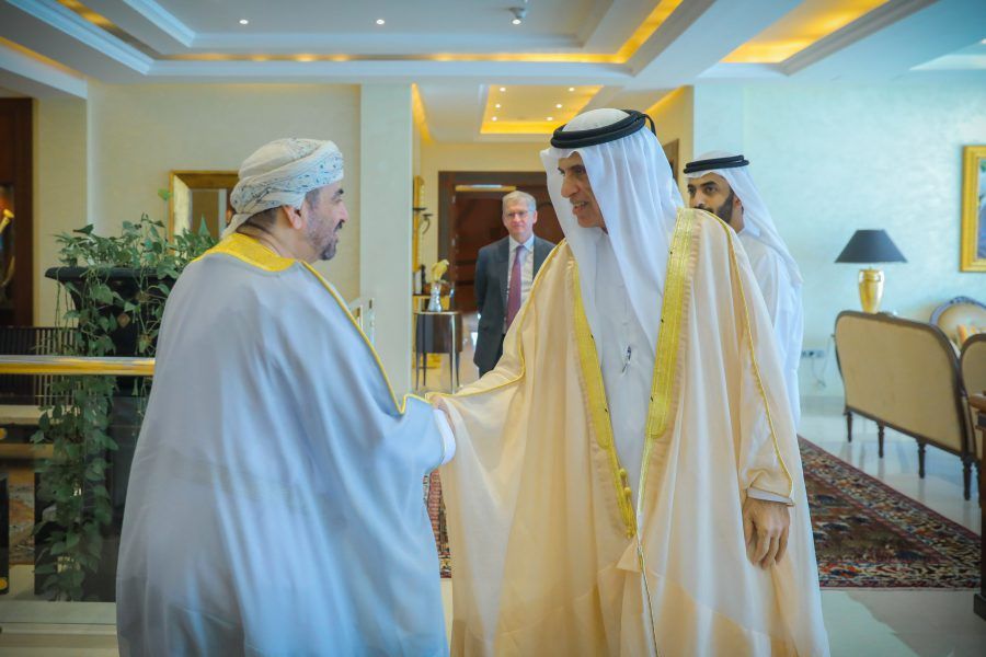 سعود بن صقر يستقبل سفير سلطنة عمان