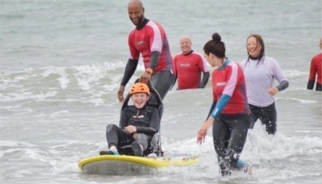 العلاج بركوب الأمواج فعّال لإصابات الدماغ