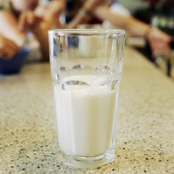  الحليب أكثر ترطيباً للجسم من الماء