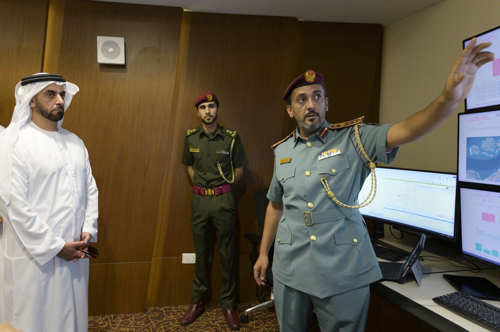 سيف بن زايد يفتتح غرفة جاهزية الدفاع المدني في دبي القائمة على الذكاء الاصطناعي