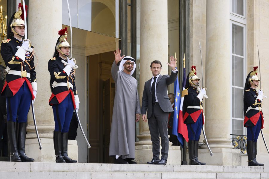 رئيس الدولة يبحث مع الرئيس الفرنسي في باريس تعزيز الشراكة الإستراتيجية بين البلدين