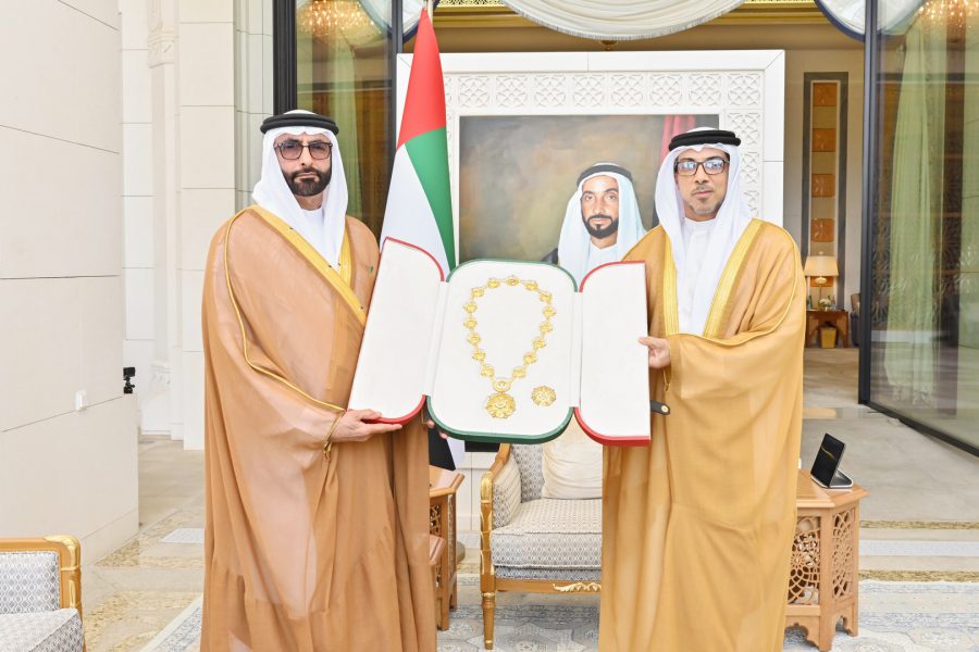 رئيس الدولة يمنح محمد البواردي وسام الاتحاد.. سلّمه منصور بن زايد