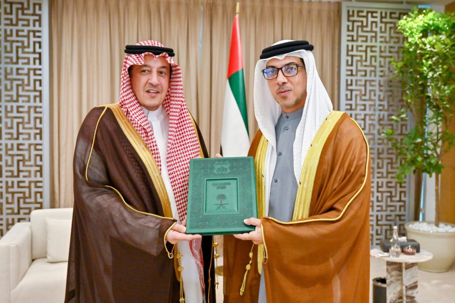 رئيس الدولة يتلقى دعوةً من الملك سلمان للمشاركة في القمة العربية بجدة تسلمها منصور بن زايد