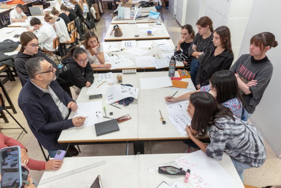 “خولة للفن والثقافة” تستعرض فنون الخط العربي في جامعة نافارا بإسبانيا