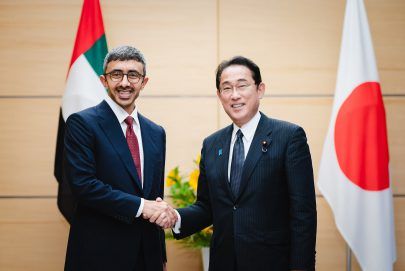 عبدالله بن زايد ورئيس وزراء اليابان يبحثان في طوكيو الشراكة الإستراتيجية بين البلدين